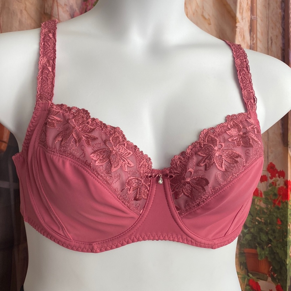 Pink no cup underwire Bra with lace detail